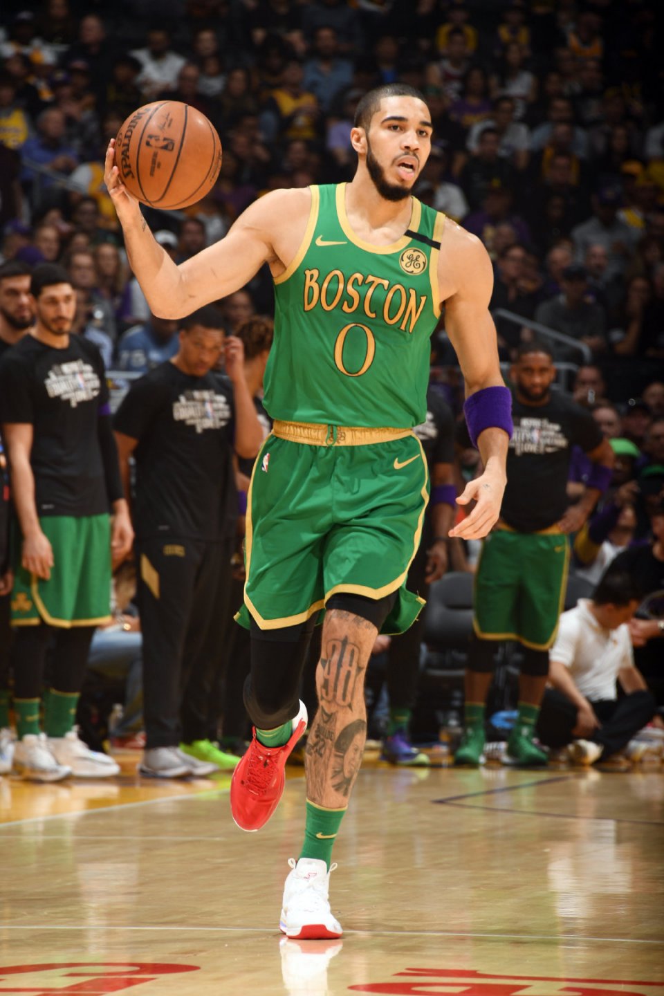 九游-塔图姆重返赛场，刷新纪录首场状态出色，湖人观众沸腾！再创辉煌时刻的简单介绍