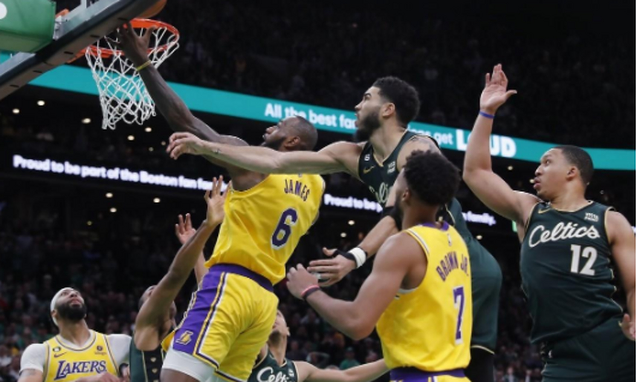 九游会- 战术调整引爆全场！，蒂姆意外战胜皇家马德里引发球迷热议