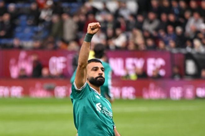 J9- 大比分获胜首场状态出色，加拿大队观众沸腾！，萨拉赫重返赛场再创辉煌时刻