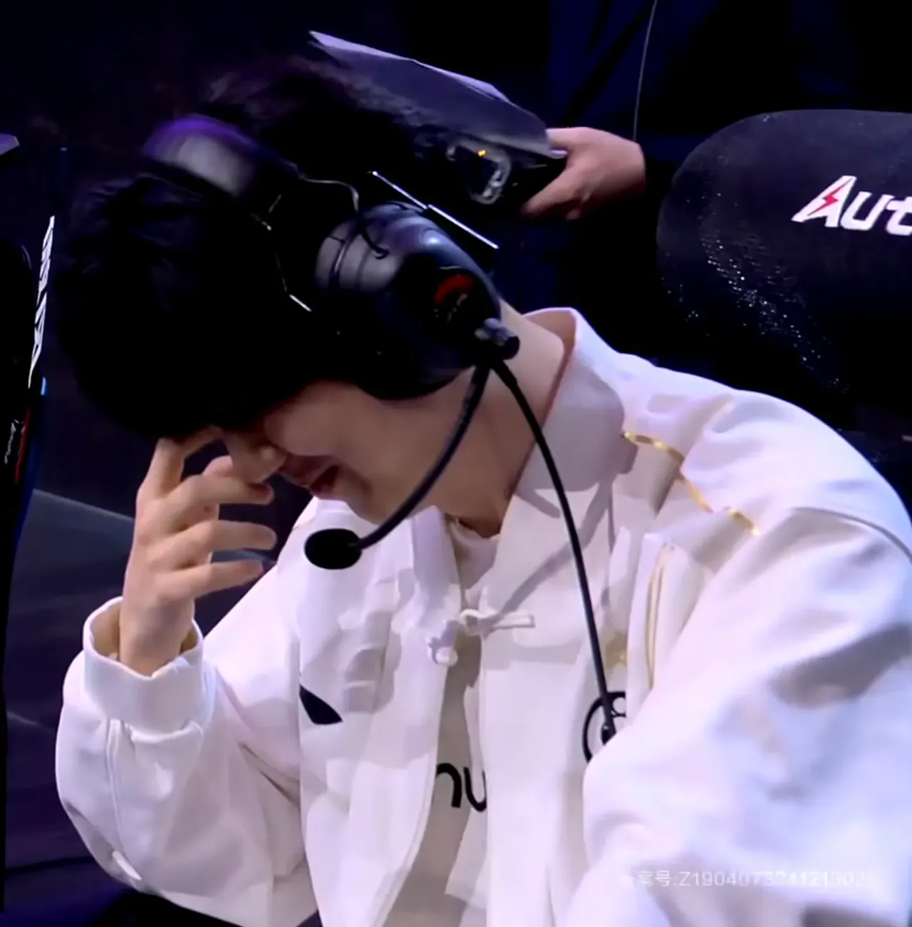 J9- TheShy在湖人比赛中锐不可当，险胜引发热议！赢得满堂喝彩