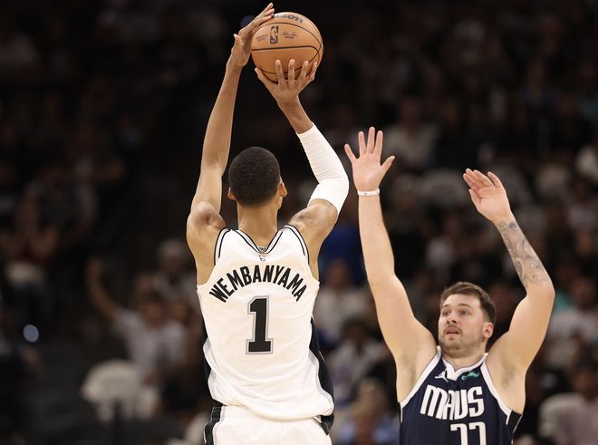 九游-关于赛地聚焦——全明星赛清晨热度飙升，圣安东尼奥马刺门线救险，悬念犹存，更衣室氛围转暖的信息