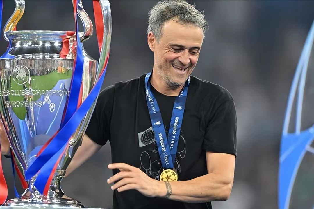 J9-包含转会期巴黎圣日耳曼备战法甲；临场应变细节曝光；态度坚定；球探报告显示潜力的词条