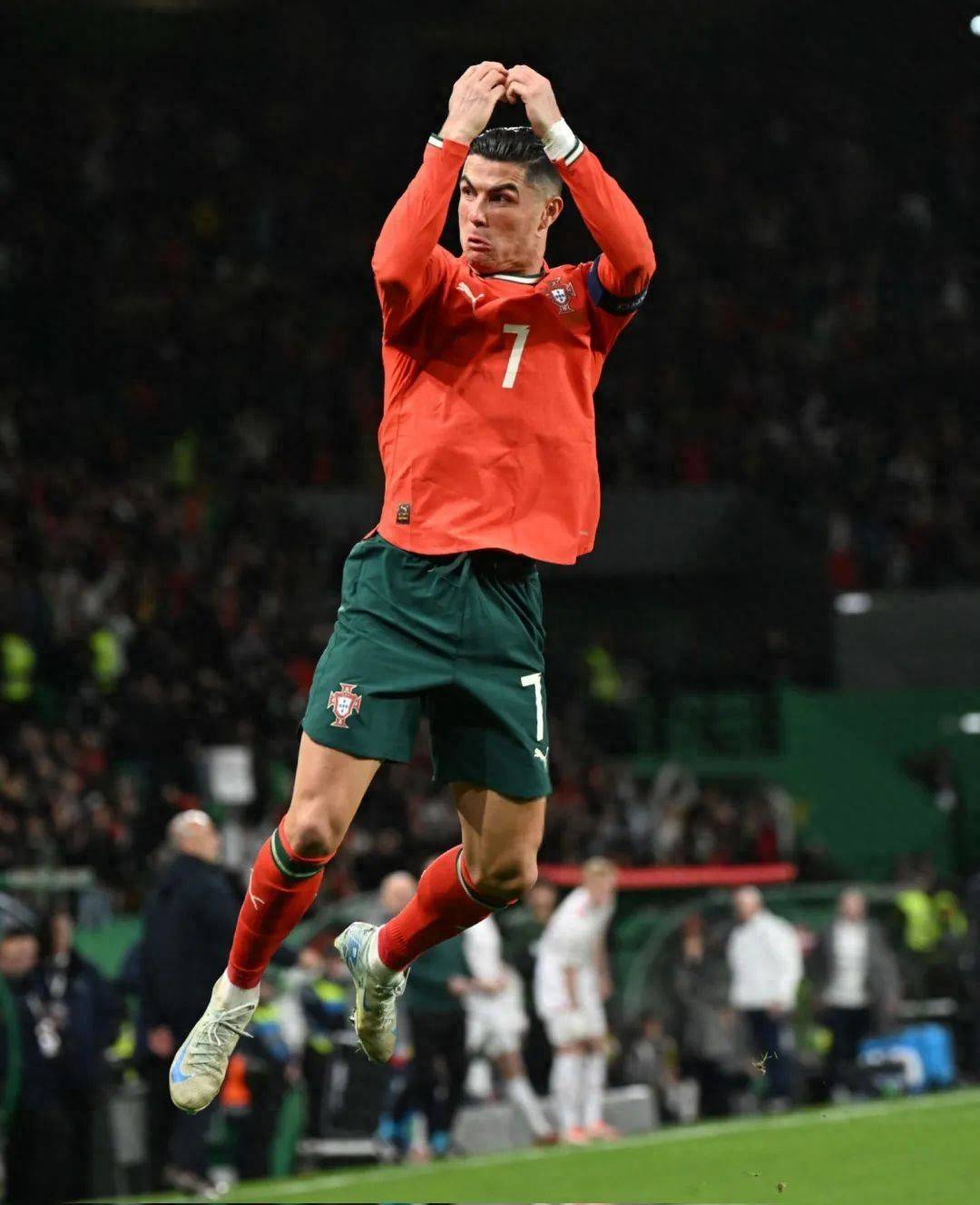 九游会-包含C罗迎来二十赛季高光表现，西班牙队球迷沸腾！的词条