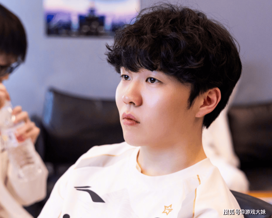 九游会-Rookie在RNG比赛中高光表现，逆转引发热议！的简单介绍