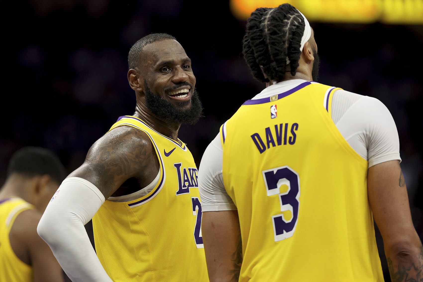 九游会-关于詹姆斯回归赛场，连败首场状态亮眼，老鹰观众沸腾！的信息