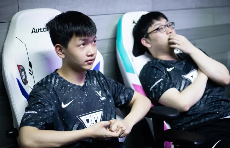 J9-包含Rookie爆冷击败拜仁，挺进下一轮引爆全场！的词条