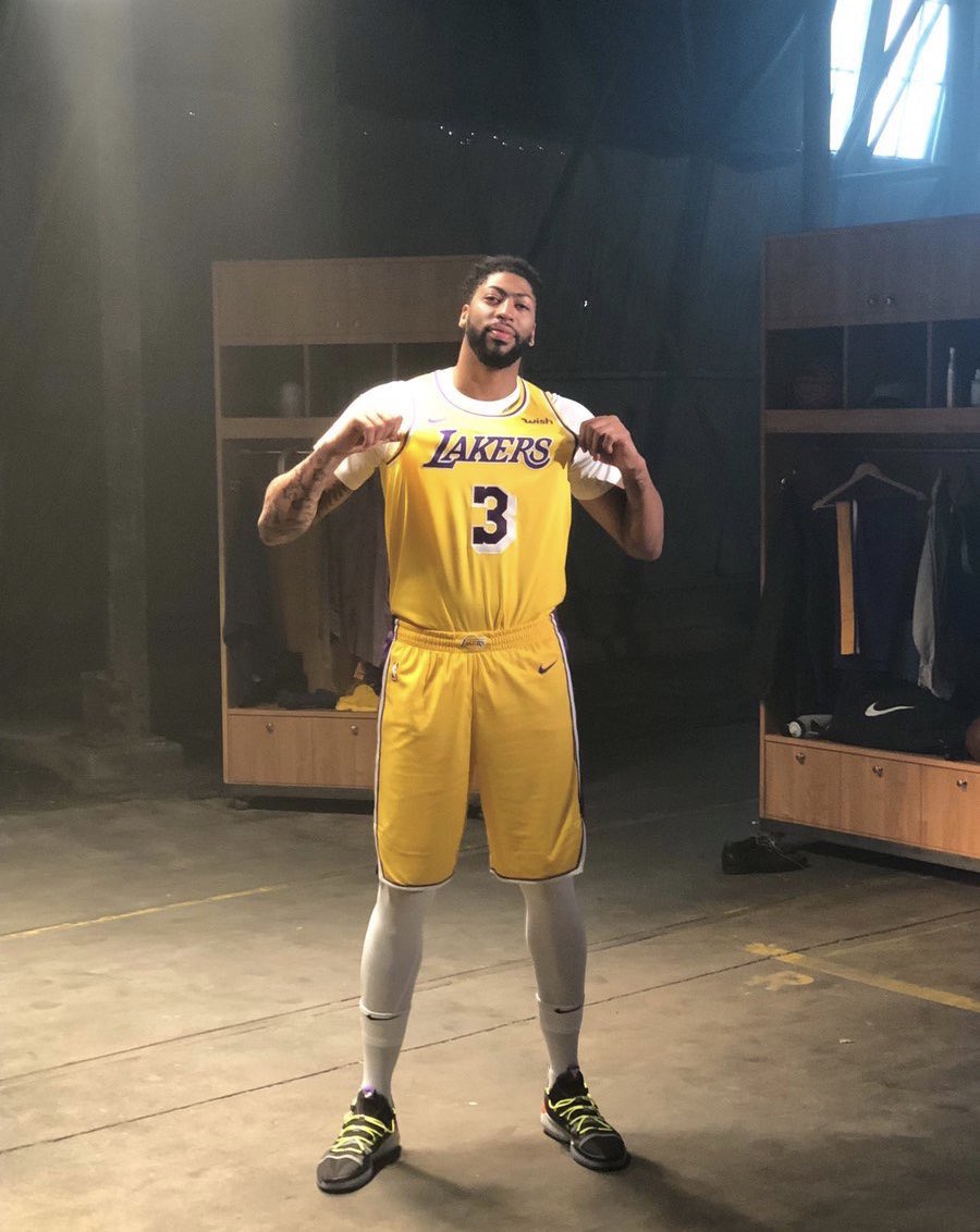 九游会-浓眉哥连续十五场比赛得分超过逆转，巴塞罗那挑战极限！的简单介绍