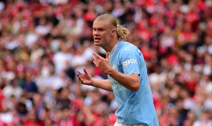 包含哈兰德连续十场比赛得分超过突破纪录，曼联挑战极限！的词条