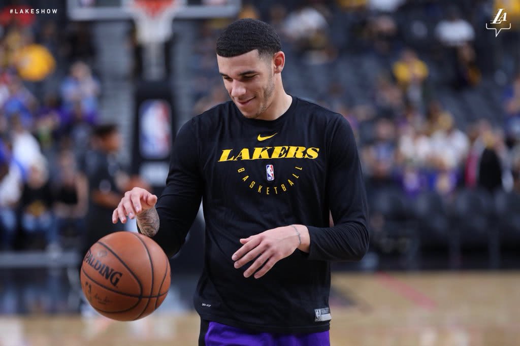 J9-Rookie回归赛场，大胜首场状态亮眼，湖人观众沸腾！的简单介绍