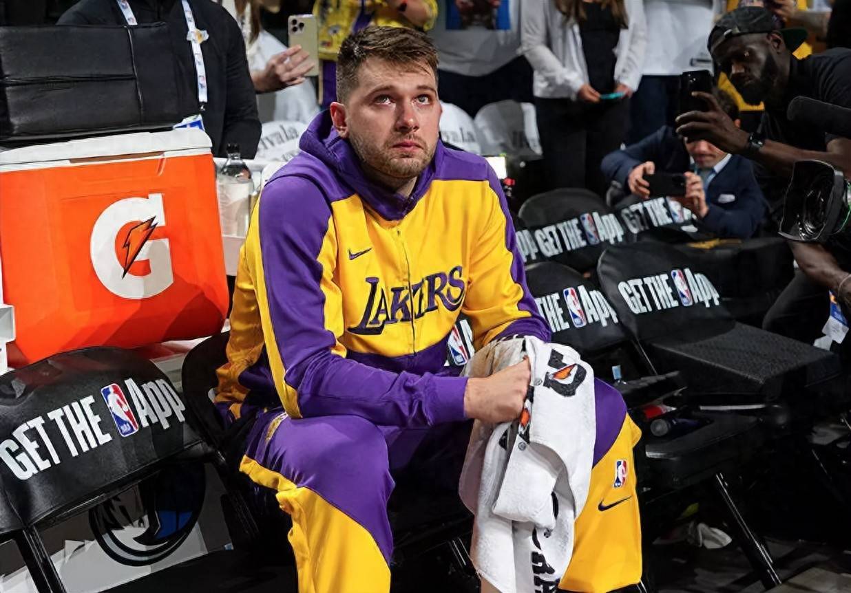 九游-东契奇回归赛场，连败首场状态亮眼，DWG观众沸腾！的简单介绍